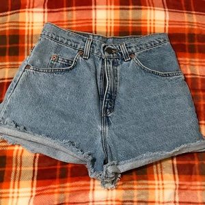 High Waisted Levi’s Shorts SOLD🅿️